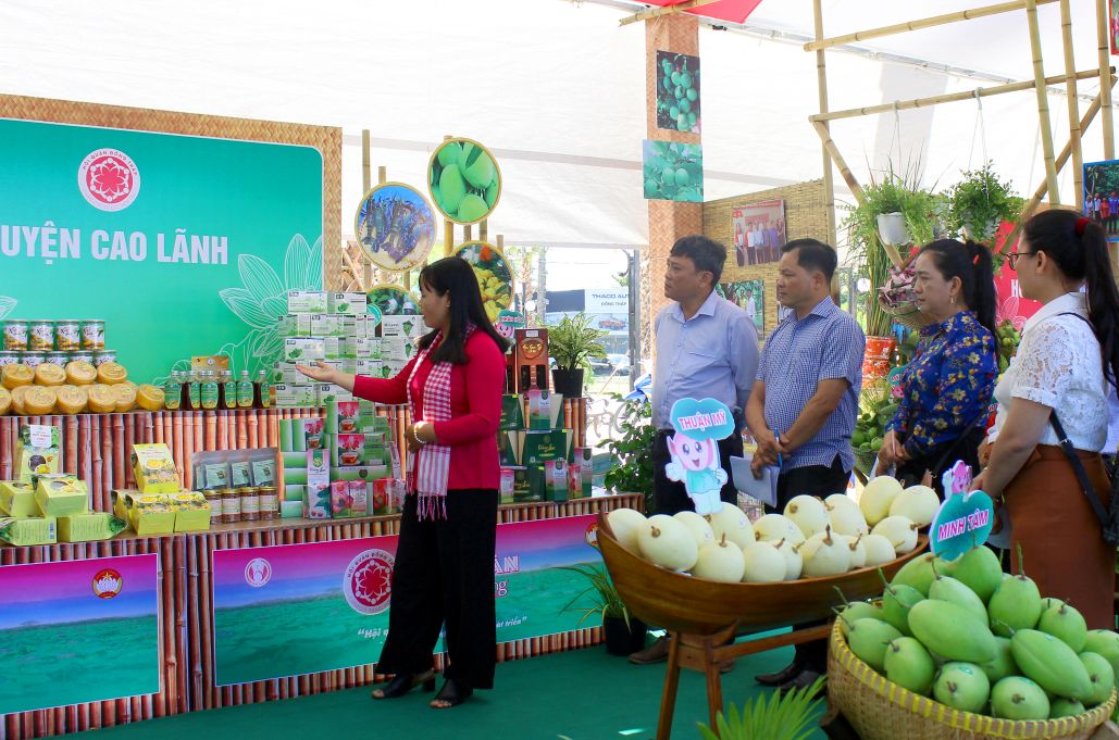 Nhiều chủ thể sản xuất đã biết tận dụng Chương trình OCOP để nâng tầm sản phẩm, từ đó mở rộng thị trường tiêu thụ và phát triển bền vững. Ảnh minh hoạ Nhiều chủ thể sản xuất đã biết tận dụng Chương trình OCOP để nâng tầm sản phẩm, từ đó mở rộng thị trường tiêu thụ và phát triển bền vững. Ảnh minh hoạ