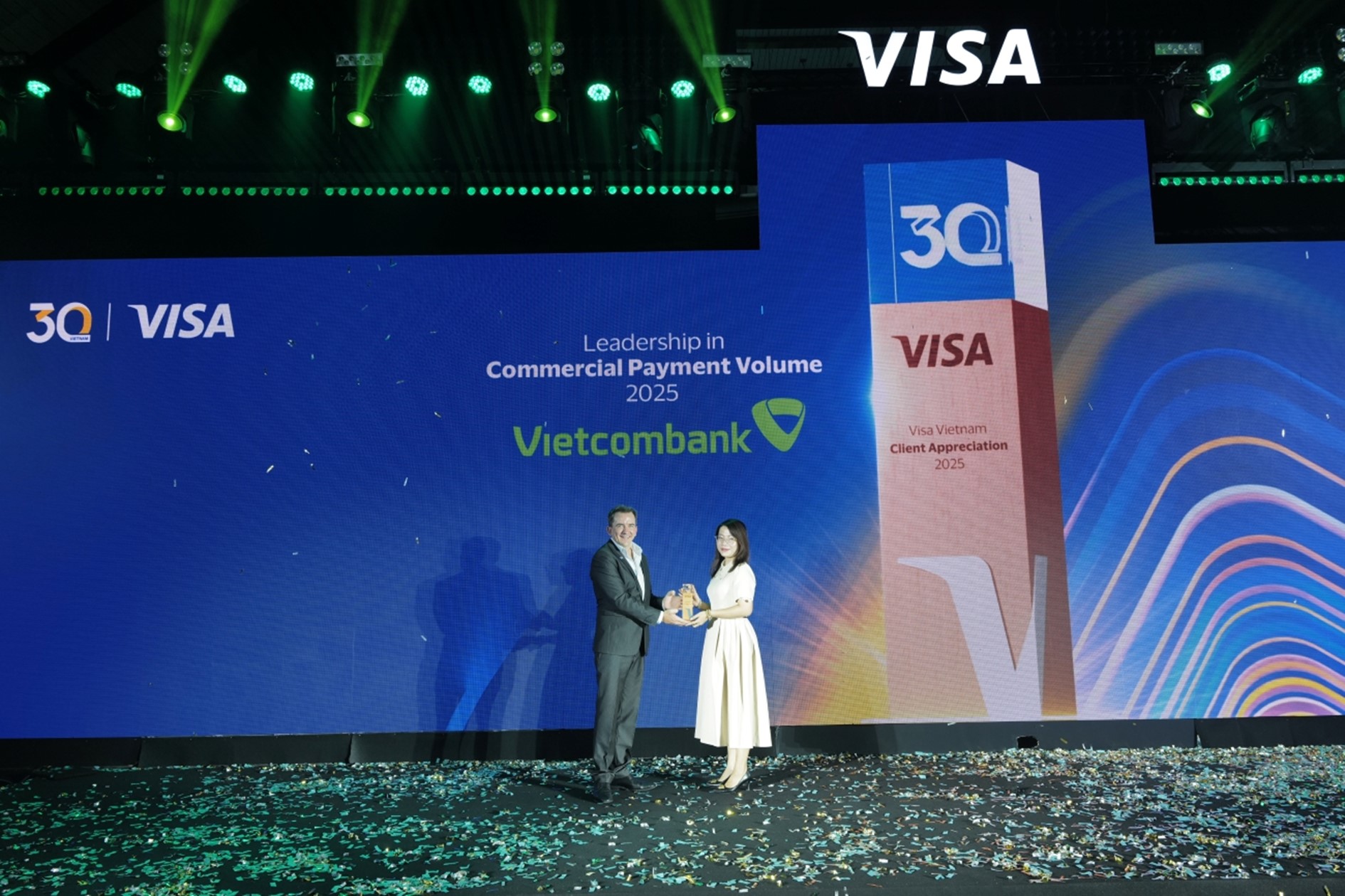 Đại diện Vietcombank, bà Nguyễn Thị Hồng Vân – Phó Trưởng Phòng Giải pháp kênh số bán buôn nhận giải thưởng “Leadership in Commercial Payment Volume – Ngân hàng dẫn đầu về doanh số thẻ doanh nghiệp năm 2025” từ đại diện Visa