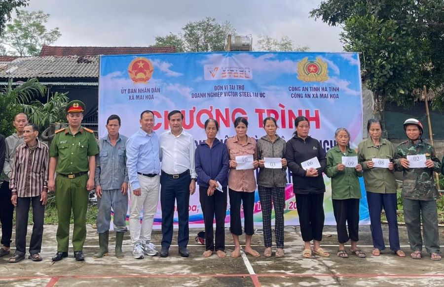 Công an xã Mai Hoa phối hợp với chính quyền xã và đơn vị tài trợ tổ chức chương trình tặng bò giống cho hộ nghèo. Công an xã Mai Hoa phối hợp với chính quyền xã và đơn vị tài trợ tổ chức chương trình tặng bò giống cho hộ nghèo.