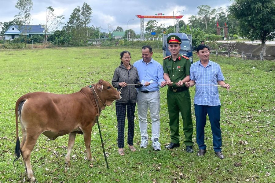 Hà Tĩnh: Trao tặng 13 bò giống sinh sản cho hộ nghèo tại xã Mai Hoa