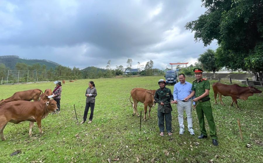 Qua chương trình góp phần giúp bà con vượt qua khó khăn vươn lên trong cuộc sống. Qua chương trình góp phần giúp bà con vượt qua khó khăn vươn lên trong cuộc sống.