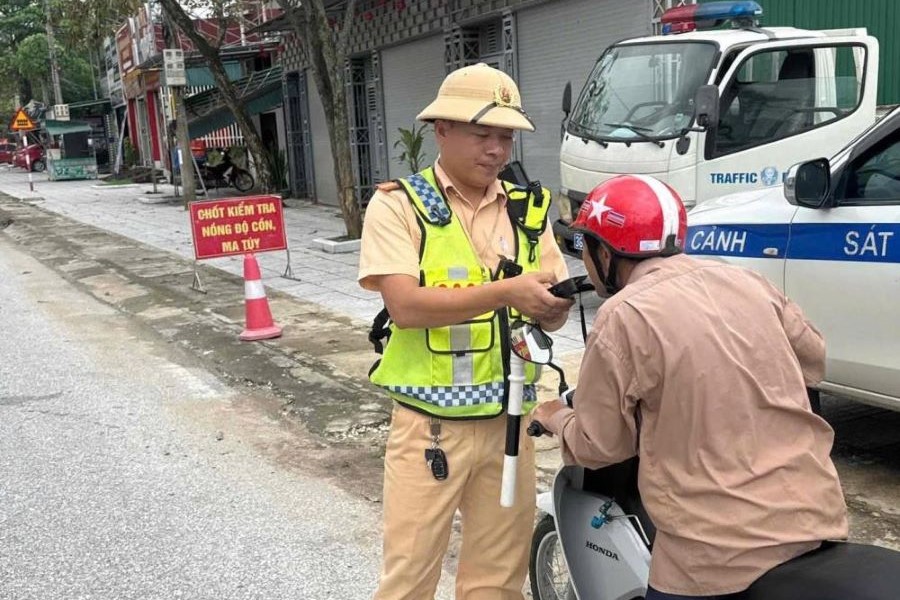 Hà Tĩnh: Ngày đầu ra quân, xử phạt gần 400 triệu đồng đối với 51 trường hợp vi phạm nồng độ cồn