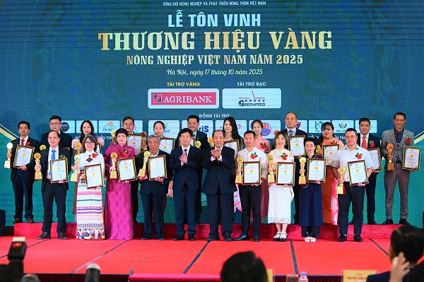 Các dong nghiệp được tôn vinh Các dong nghiệp được tôn vinh
