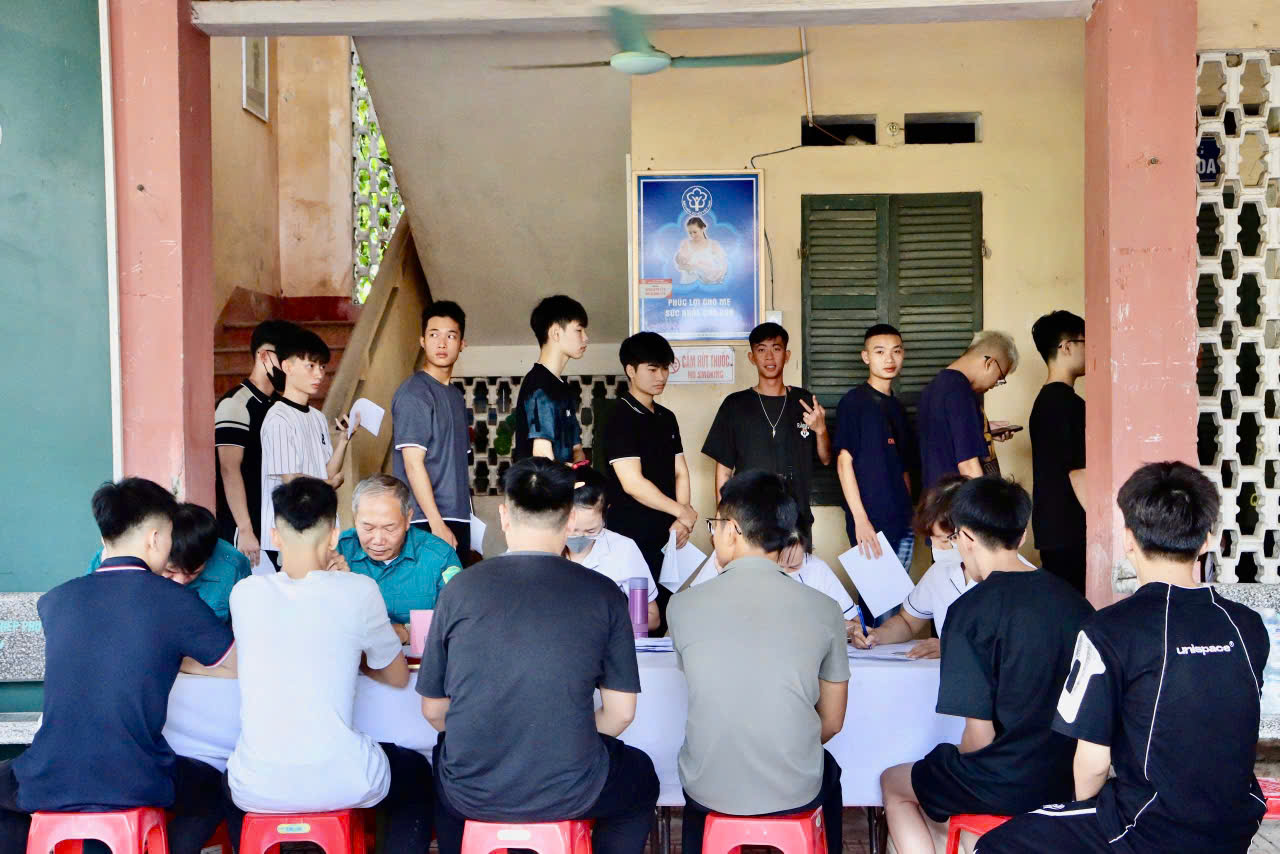 Đông đủ nam thanh niên đến sơ tuyển. Đông đủ nam thanh niên đến sơ tuyển.