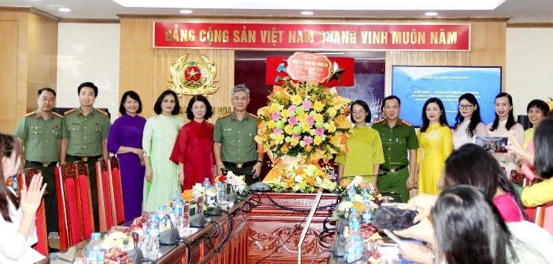 Đại diện Ban Giám đốc và lãnh đạo các phòng Công an tỉnh tặng hoa chúc mừng phụ nữ Công an tỉnh.