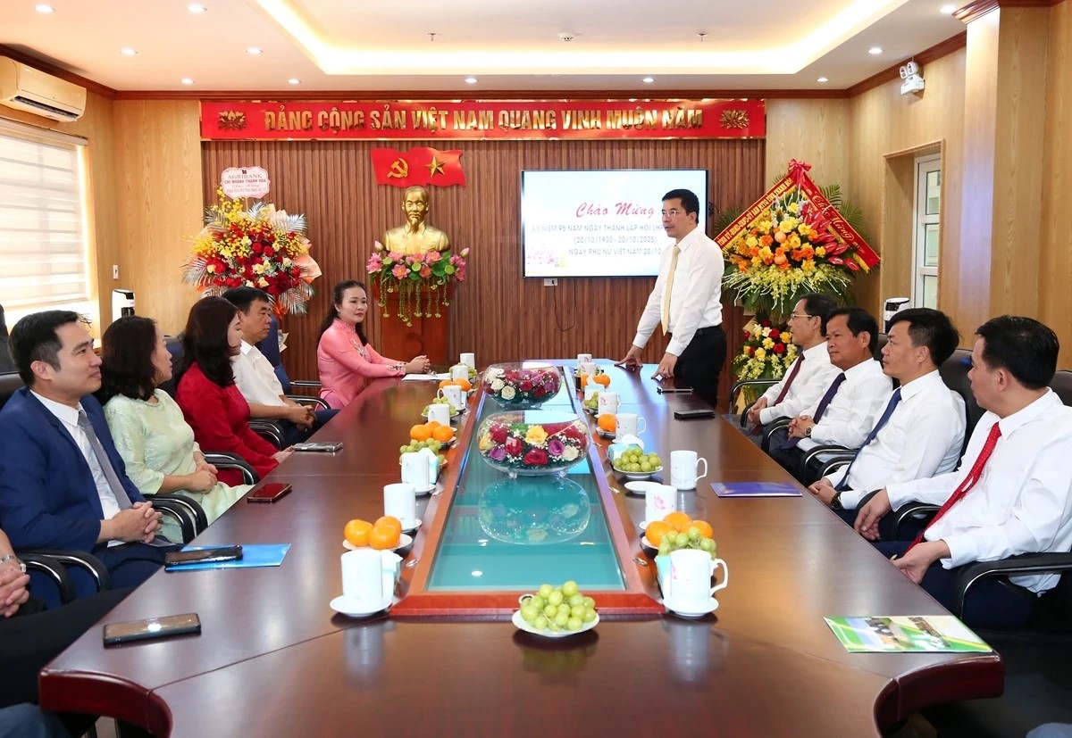 Đồng chí Nguyễn Hồng Phong, Phó Bí thư Thường trực Tỉnh ủy phát biểu chúc mừng. Đồng chí Nguyễn Hồng Phong, Phó Bí thư Thường trực Tỉnh ủy phát biểu chúc mừng.