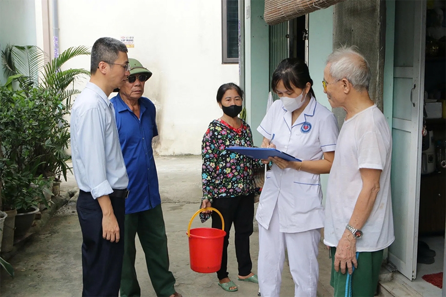 Cán bộ Trạm Y tế xã Vân Đình (Hà Nội) kiểm tra tình hình sốt xuất huyết tại địa bàn. Ảnh: KT Cán bộ Trạm Y tế xã Vân Đình (Hà Nội) kiểm tra tình hình sốt xuất huyết tại địa bàn. Ảnh: KT