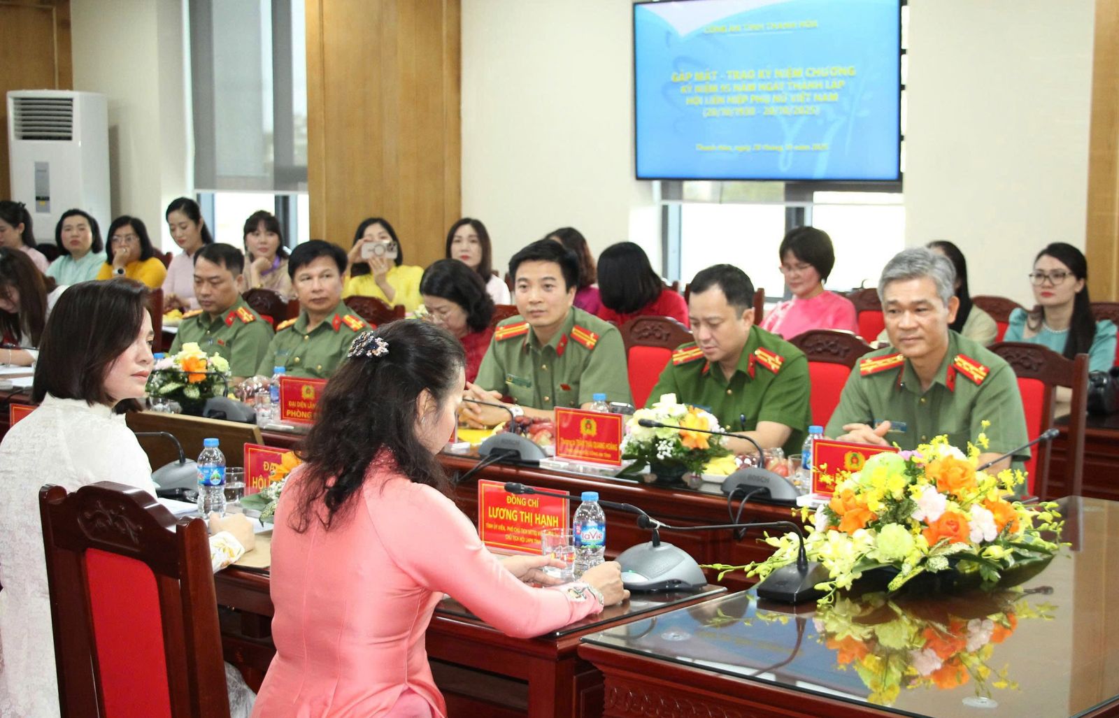 Các đại biểu tham dự buổi họp mặt