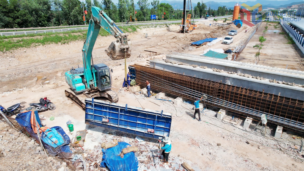 Thiếu mặt bằng thi công, chủ đầu tư yêu cầu các nhà thầu tập trung thi công các cấu kiện đúc sẵn đảm bảo khối lượng giải ngân.