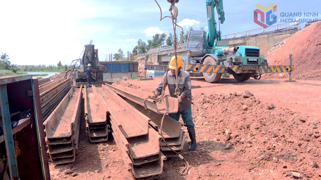 Các đơn vị tập trung nhân lực hoàn thiện thi công mố trụ cầu Cồn Khoai.