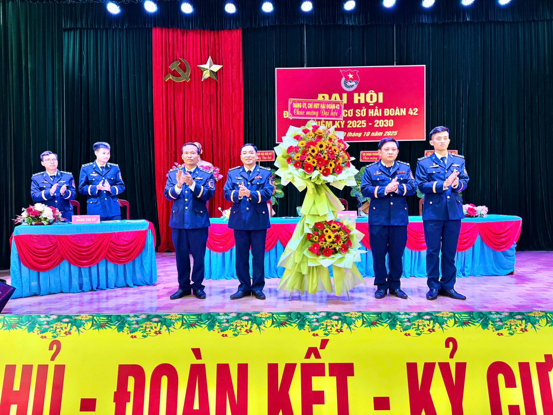 Đồng chí Thượng tá Trịnh Minh Hiển, Bí thư Đảng uỷ, Chính uỷ Hải đoàn 42 tặng hoa chúc mừng đại hội Đồng chí Thượng tá Trịnh Minh Hiển, Bí thư Đảng uỷ, Chính uỷ Hải đoàn 42 tặng hoa chúc mừng đại hội