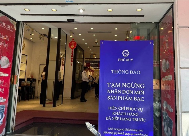 Ngừng nhận đơn mới sản phẩm bạc tại một cửa hàng của Phú Qúy. Ảnh: Phương Anh