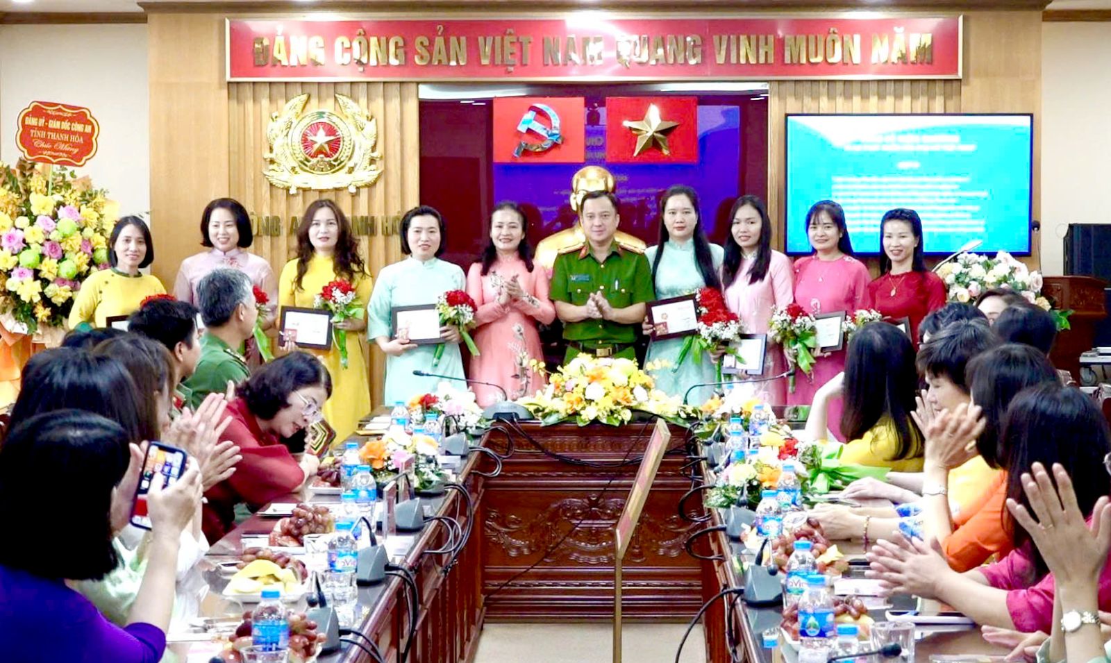 Công an Thanh Hóa gặp mặt và trao tặng Kỷ niệm chương “Vì sự phát triển của phụ nữ Việt Nam”