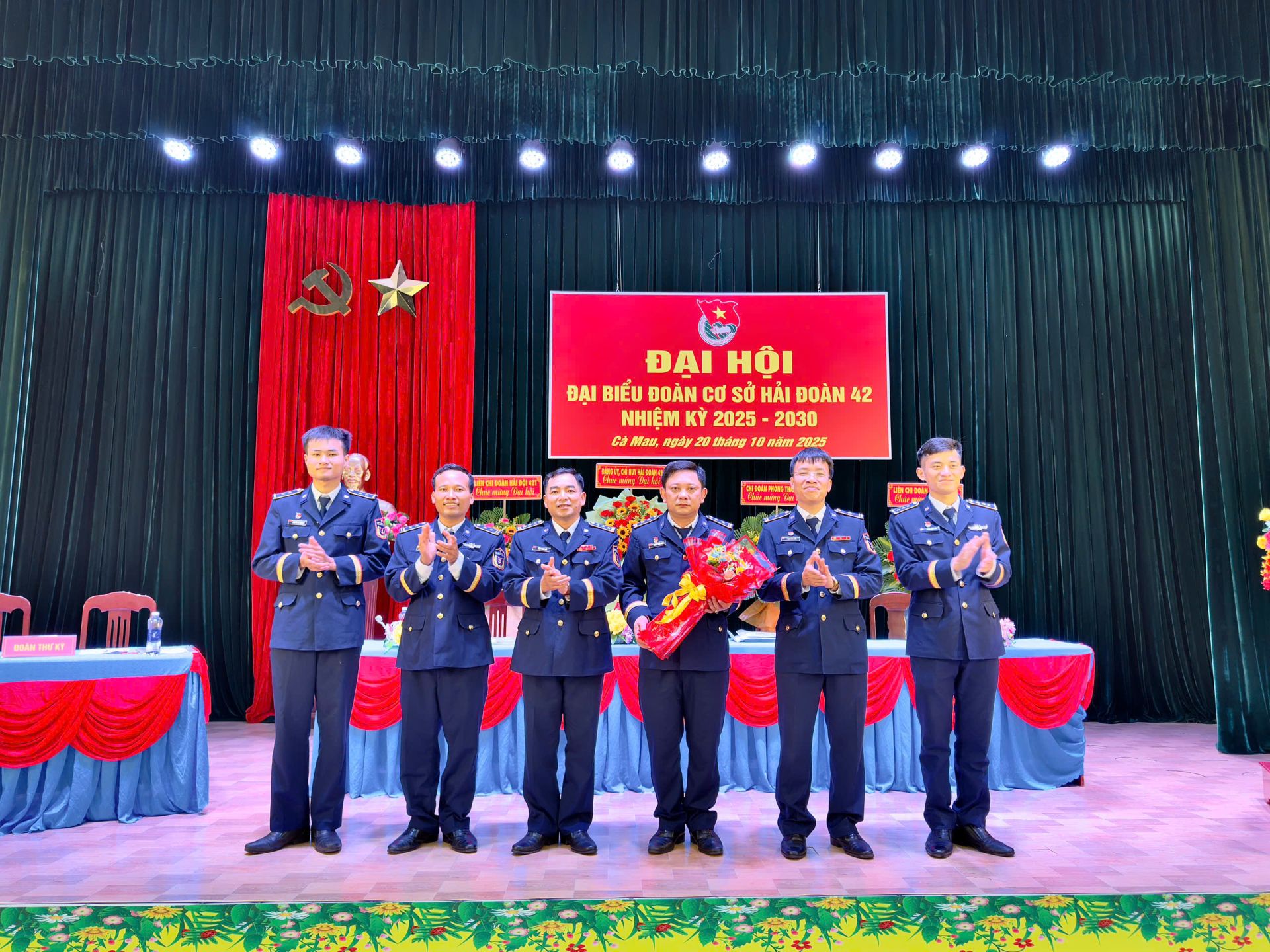 Ban chấp hành Đoàn cơ sở Hải đoàn 42 nhiệm kỳ mới ra mắt Đại hội Ban chấp hành Đoàn cơ sở Hải đoàn 42 nhiệm kỳ mới ra mắt Đại hội