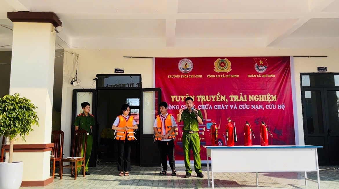 Công an xã Chí Minh tuyên truyền, thực hành kỹ năng PCCC & CNCH tại Trường THCS Chí Minh