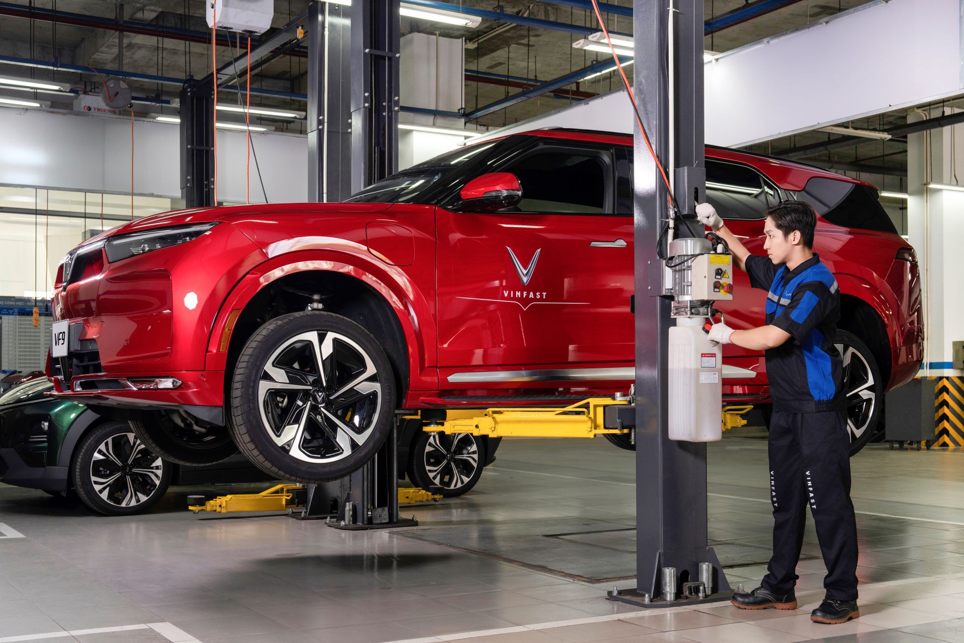 Vinfast hỗ trợ khách hàng miền bắc và miền trung sửa chữa xe hư hỏng do mưa lũ