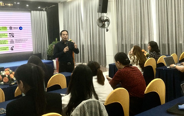 Các đại biểu lắng nghe chuyên gia của iViet truyền đạt, hướng dẫn những kỹ năng cơ bản về ứng dụng AI. Ảnh: VH Các đại biểu lắng nghe chuyên gia của iViet truyền đạt, hướng dẫn những kỹ năng cơ bản về ứng dụng AI. Ảnh: VH