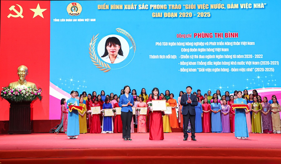 Phó Tổng Giám đốc Agribank Phùng Thị Bình đón nhận Bằng khen của Tổng liên đoàn Lao động Việt Nam vì đã có thành tích xuất sắc trong phong trào thi đua "Giỏi việc nước, đảm việc nhà" Phó Tổng Giám đốc Agribank Phùng Thị Bình đón nhận Bằng khen của Tổng liên đoàn Lao động Việt Nam vì đã có thành tích xuất sắc trong phong trào thi đua "Giỏi việc nước, đảm việc nhà"
