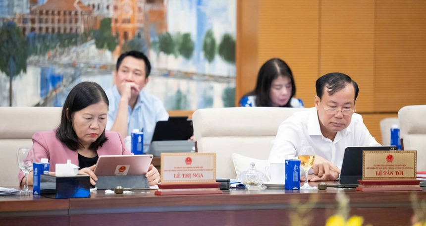 Bà Lê Thị Nga, Phó Chủ nhiệm Thường trực Ủy ban Dân nguyện của Quốc hội, tại buổi làm việc chiều 14/10/2025 của Ủy ban Thường vụ Quốc hội