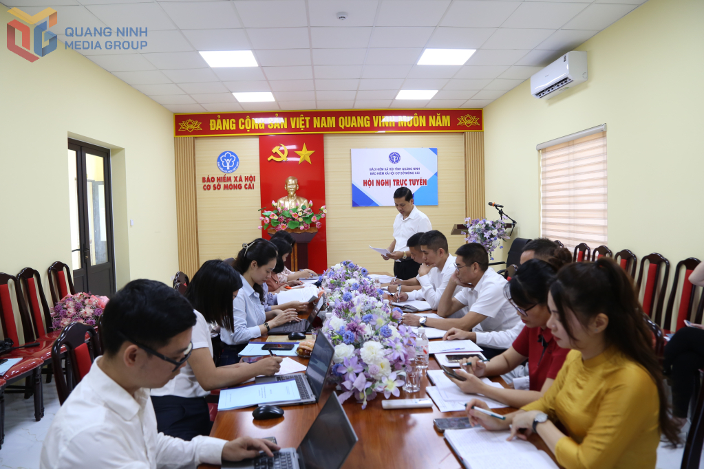 Lãnh đạo BHXH cơ sở Móng Cái báo cáo với đoàn về việc thực hiện chính sách BHXH, BHYT đối với người lao động giai đoạn 2021-2025 tại đơn vị. Lãnh đạo BHXH cơ sở Móng Cái báo cáo với đoàn về việc thực hiện chính sách BHXH, BHYT đối với người lao động giai đoạn 2021-2025 tại đơn vị.