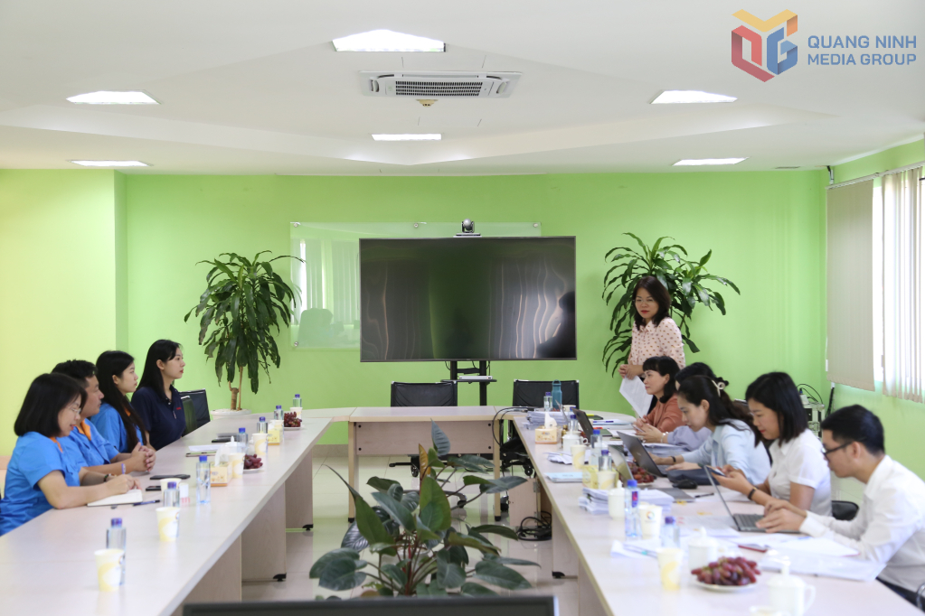 Đoàn giám sát làm việc với Công ty TNHH Khoa học kỹ thuật Ngân Long (KCN Hải Yên, phường Móng Cái 3). Đoàn giám sát làm việc với Công ty TNHH Khoa học kỹ thuật Ngân Long (KCN Hải Yên, phường Móng Cái 3).