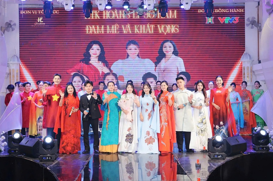 Nhà thiết kế Hoàng Ly: 30 năm đam mê và khát vọng với tà áo dài Việt Nam