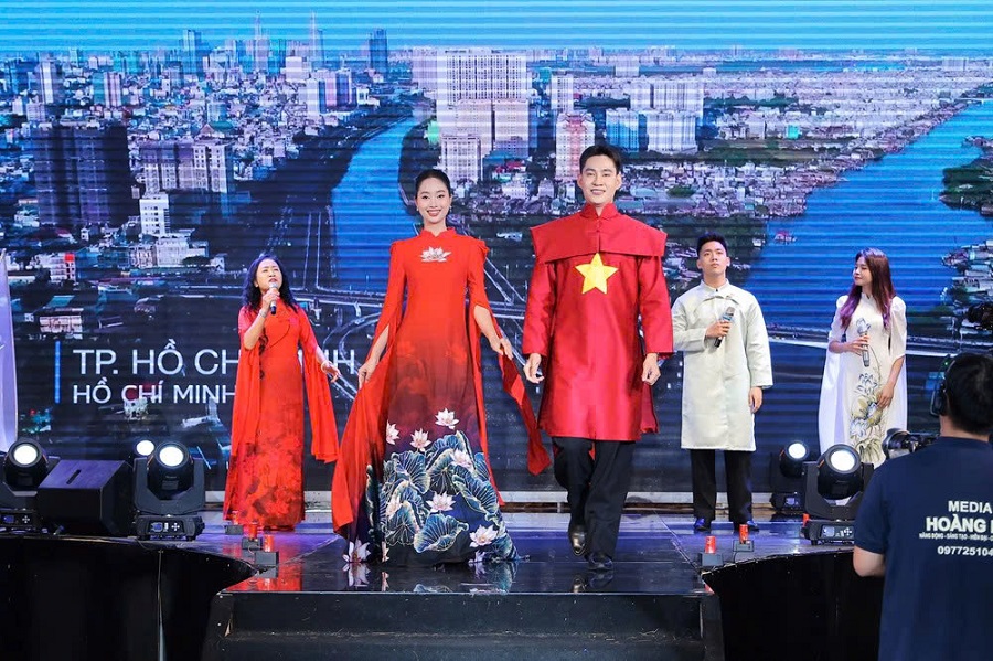 Người mẫu trình diễn bộ sưu tập áo dài truyền thống của Nhà thiết kế Hoàng Ly tại chương trình kỷ niệm