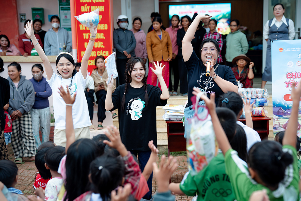 Bigo Live trích 5% doanh thu từ các sự kiện gia tộc để đóng góp cho quỹ thiện nguyện “Love Ride”, và mang những phần quà thiết thực đến với cộng đồng khó khăn tại miền Trung