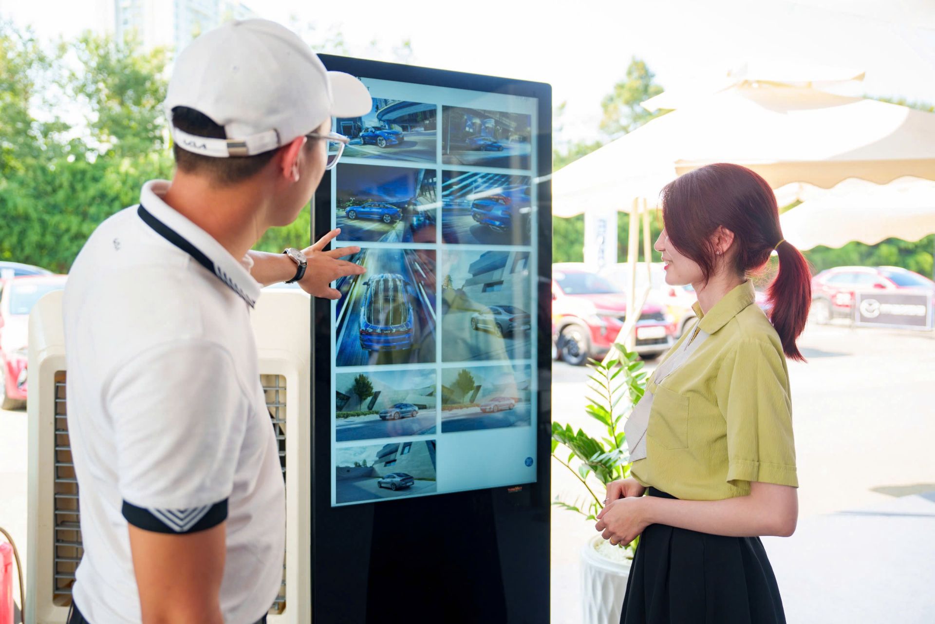 E-standee tương tác giúp khách hàng thuận tiện trong việc tra cứu thông tin sản phẩm E-standee tương tác giúp khách hàng thuận tiện trong việc tra cứu thông tin sản phẩm