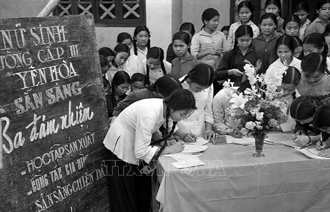 Học sinh trường cấp III Yên Hòa (Hà Nội) đăng ký phong trào “Ba đảm nhiệm”. Ảnh: Thanh Tụng/TTXVN Học sinh trường cấp III Yên Hòa (Hà Nội) đăng ký phong trào “Ba đảm nhiệm”. Ảnh: Thanh Tụng/TTXVN