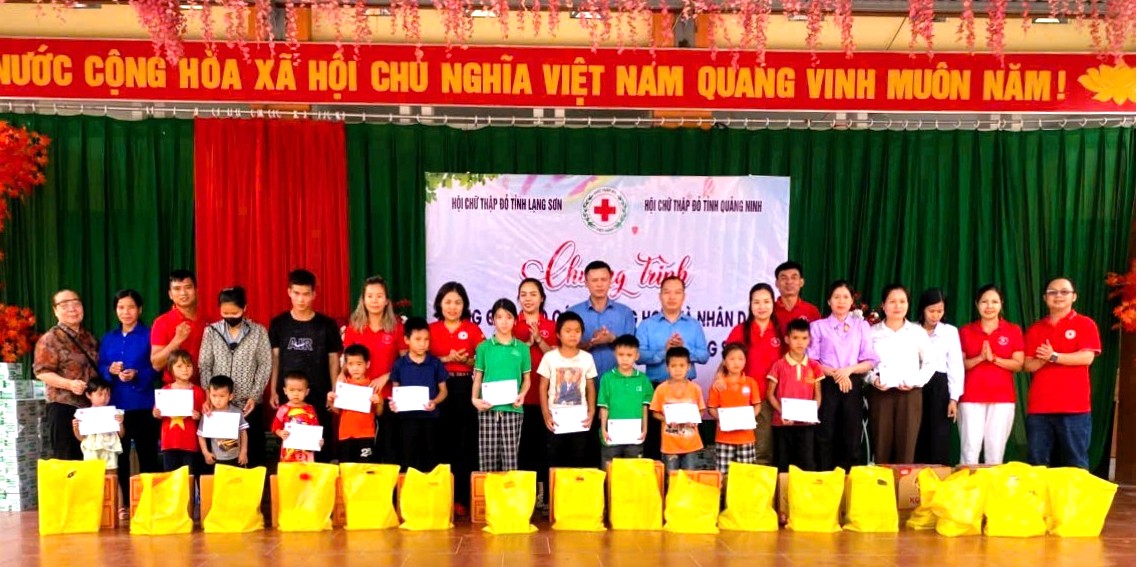 Hội Chữ thập đỏ tỉnh Lạng Sơn vừa phối hợp với Hội Chữ thập đỏ tỉnh Quảng Ninh và Câu lạc bộ Ngân hàng máu sống 24h tỉnh Quảng Ninh tổ chức chương trình trao tặng quà cho học sinh và các hộ dân có hoàn cảnh khó khăn trên địa bàn xã Quan Sơn, Lạng Sơn. Hội Chữ thập đỏ tỉnh Lạng Sơn vừa phối hợp với Hội Chữ thập đỏ tỉnh Quảng Ninh và Câu lạc bộ Ngân hàng máu sống 24h tỉnh Quảng Ninh tổ chức chương trình trao tặng quà cho học sinh và các hộ dân có hoàn cảnh khó khăn trên địa bàn xã Quan Sơn, Lạng Sơn.