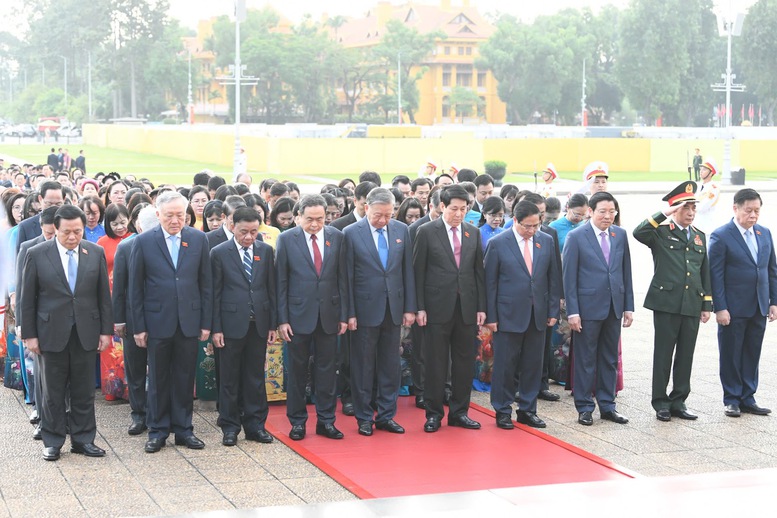 Các đồng chí lãnh đạo Đảng, Nhà nước cùng các đại biểu Quốc hội vào Lăng viếng Chủ tịch Hồ Chí Minh trước giờ khai mạc kỳ họp thứ 10 Quốc hội khóa XV - Ảnh: VGP/Nhật Bắc