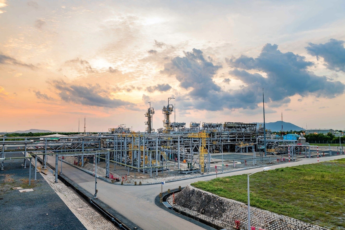 Nhà máy Xử lý khí Dinh Cố – công trình khoa học công nghệ trọng điểm của PV GAS, góp phần bảo đảm an ninh năng lượng quốc gia và phát triển bền vững ngành công nghiệp khí Việt Nam Nhà máy Xử lý khí Dinh Cố – công trình khoa học công nghệ trọng điểm của PV GAS, góp phần bảo đảm an ninh năng lượng quốc gia và phát triển bền vững ngành công nghiệp khí Việt Nam