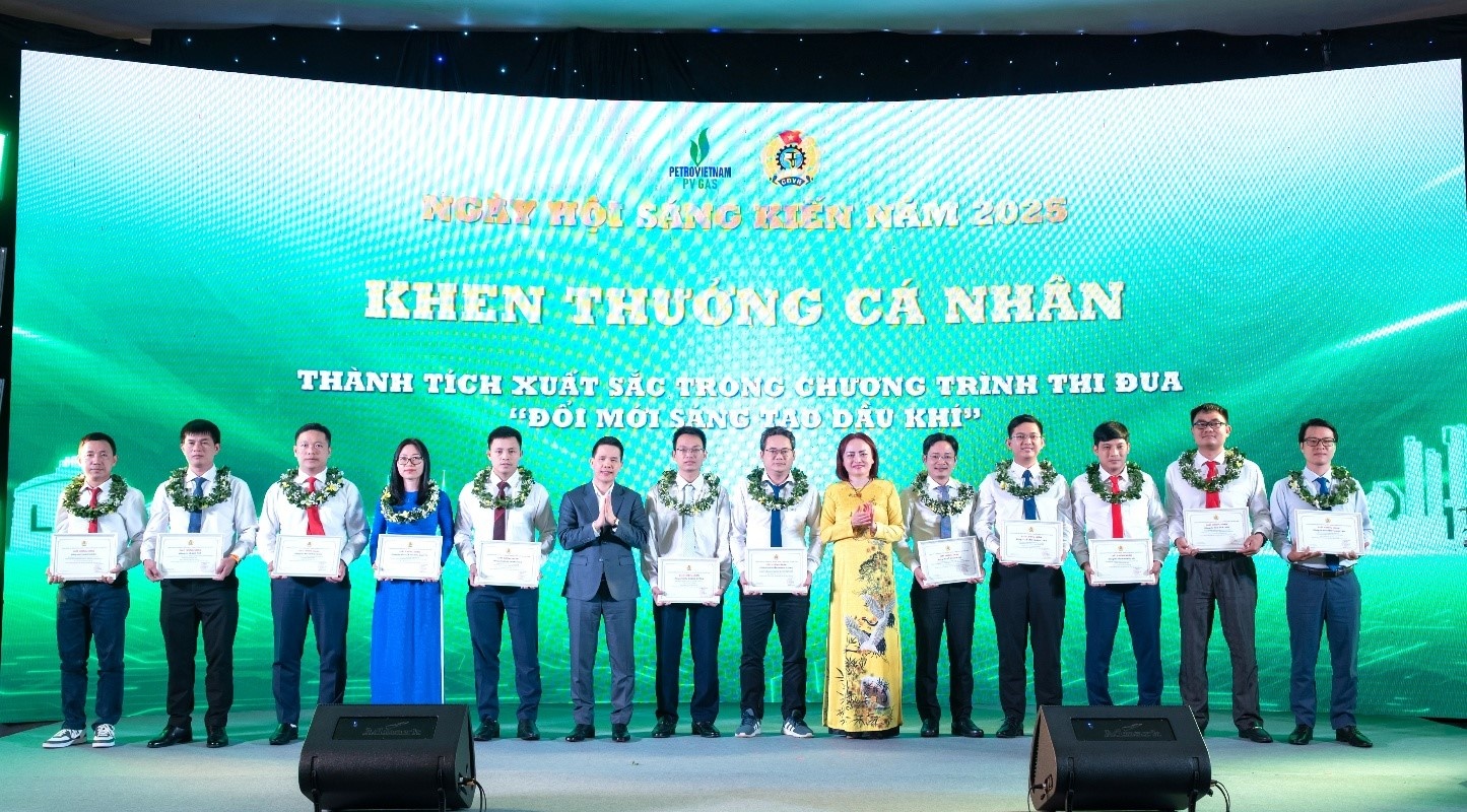 Khen thưởng các cá nhân tiêu biểu xuất sắc trong Chương trình thi đua “Đổi mới sáng tạo Dầu khí” năm 2024 Khen thưởng các cá nhân tiêu biểu xuất sắc trong Chương trình thi đua “Đổi mới sáng tạo Dầu khí” năm 2024