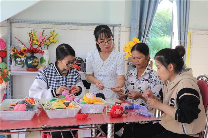 Chị Nguyễn Phương Quyên (Quảng Ngãi) hướng dẫn chị em cách đan móc len để tạo thành các sản phẩm độc đáo. Ảnh: Đinh Hương/TTXVN Chị Nguyễn Phương Quyên (Quảng Ngãi) hướng dẫn chị em cách đan móc len để tạo thành các sản phẩm độc đáo. Ảnh: Đinh Hương/TTXVN