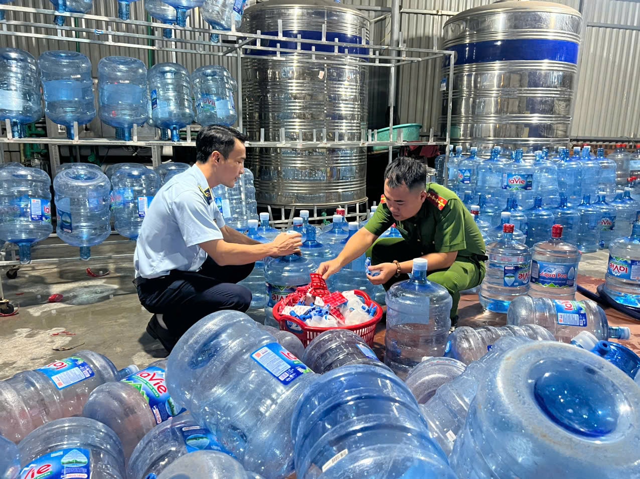 Cơ quan chức năng phát hiện 20.000 bình nước Lavie giả bị bán ra thị trường ở Hà Nội Cơ quan chức năng phát hiện 20.000 bình nước Lavie giả bị bán ra thị trường ở Hà Nội