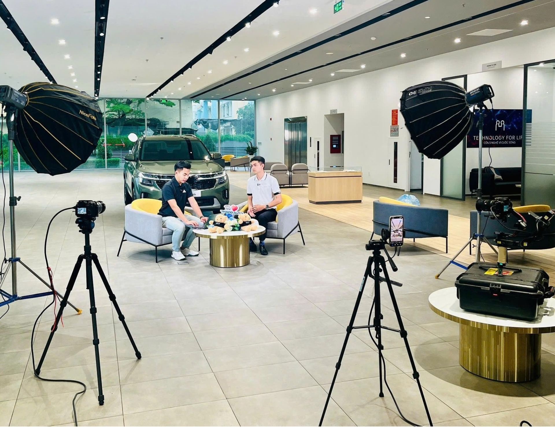 Hoạt động livestream bán hàng trực tuyến thu hút sự quan tâm và tương tác từ khách hàng Hoạt động livestream bán hàng trực tuyến thu hút sự quan tâm và tương tác từ khách hàng
