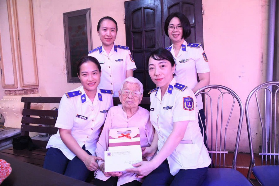 Ảnh 3: Phụ nữ Bộ Tư lệnh Vùng thăm, tặng quà mẹ Việt Nam anh hùng Trần Thị Bệ - TP. Hải Phòng