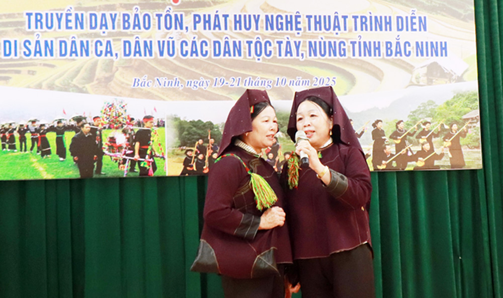 Nghệ nhân biểu diễn dân ca Tày, Nùng tại lớp tập huấn. Nghệ nhân biểu diễn dân ca Tày, Nùng tại lớp tập huấn.