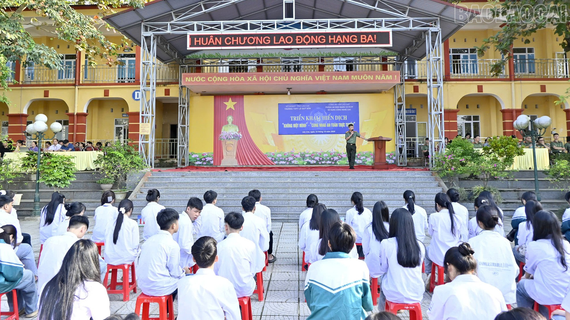 Quang cảnh lễ phát động chiến dịch tại Trường THPT Lê Quý Đôn, xã Trấn Yên.