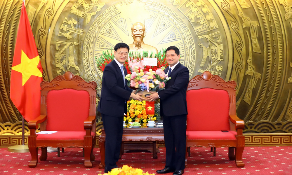 Ngài Li - Sang Ky-ông, Thứ trưởng thứ nhất Bộ Đất đai, Cơ sở hạ tầng và Giao thông Hàn Quốc tặng hoa chúc mừng đồng chí Bí thư Tỉnh ủy. Ngài Li - Sang Ky-ông, Thứ trưởng thứ nhất Bộ Đất đai, Cơ sở hạ tầng và Giao thông Hàn Quốc tặng hoa chúc mừng đồng chí Bí thư Tỉnh ủy.