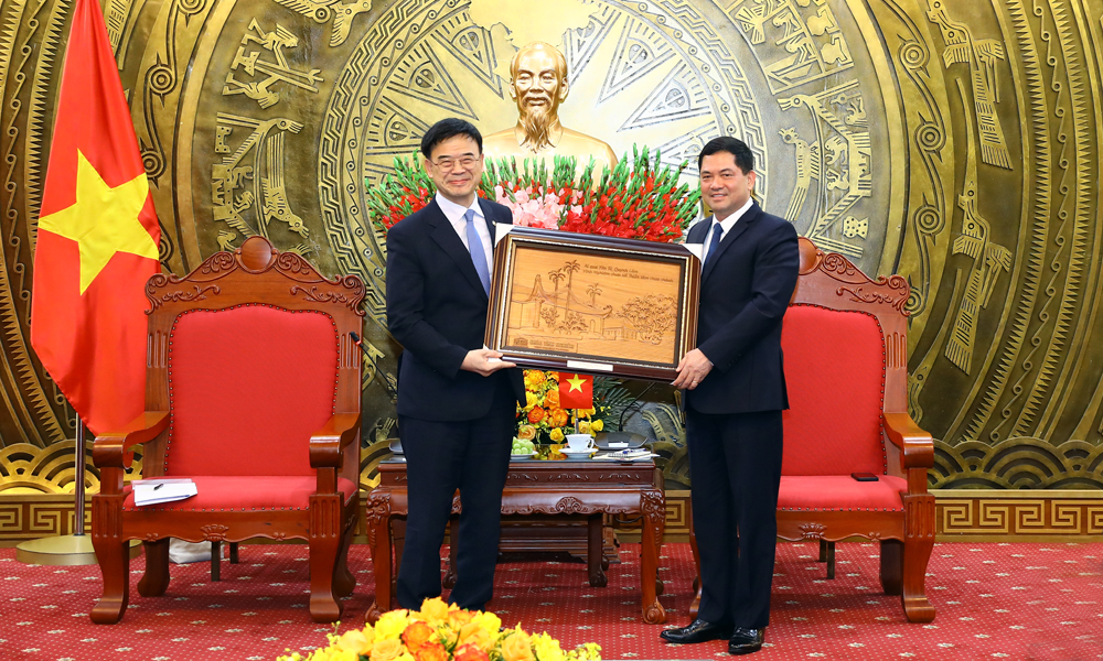 Đồng chí Nguyễn Hồng Thái tặng quà lưu niệm cho ngài Thứ trưởng thứ nhất Bộ Đất đai, Cơ sở hạ tầng và Giao thông Hàn Quốc. Đồng chí Nguyễn Hồng Thái tặng quà lưu niệm cho ngài Thứ trưởng thứ nhất Bộ Đất đai, Cơ sở hạ tầng và Giao thông Hàn Quốc.