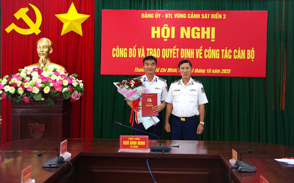 Bộ Tư lệnh Vùng Cảnh sát biển 3 công bố, trao quyết định về công tác cán bộ