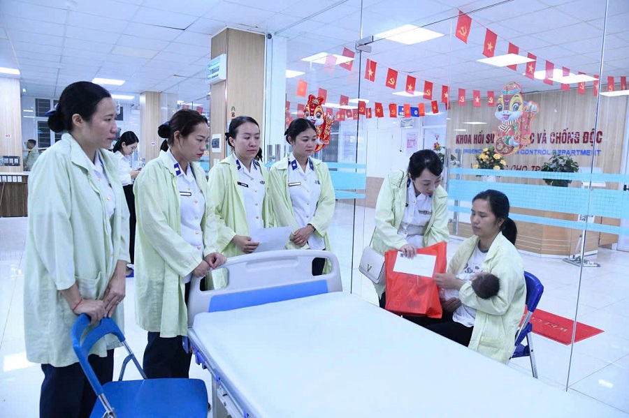 Thăm, tặng quà các cháu mắc bệnh hiểm nghèo có hoàn cảnh khó khăn điều trị tại viện Nhi Hải Phòng