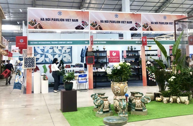 Nhiều sản phẩm thủ công mỹ nghệ có thế mạnh xuất khẩu được trưng bày tại Hội chợ. Nhiều sản phẩm thủ công mỹ nghệ có thế mạnh xuất khẩu được trưng bày tại Hội chợ.