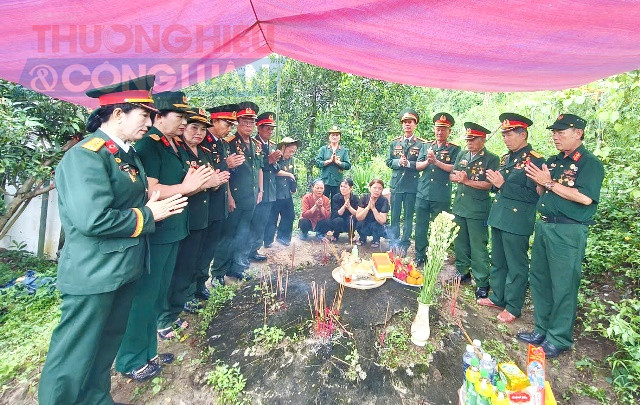 Chị Nguyễn Thị Tình, Đội trưởng Đội xác minh tìm kiếm quy tập mộ liêt sĩ tình nguyện Đà Nẵng . Chị Nguyễn Thị Tình, Đội trưởng Đội xác minh tìm kiếm quy tập mộ liêt sĩ tình nguyện Đà Nẵng .