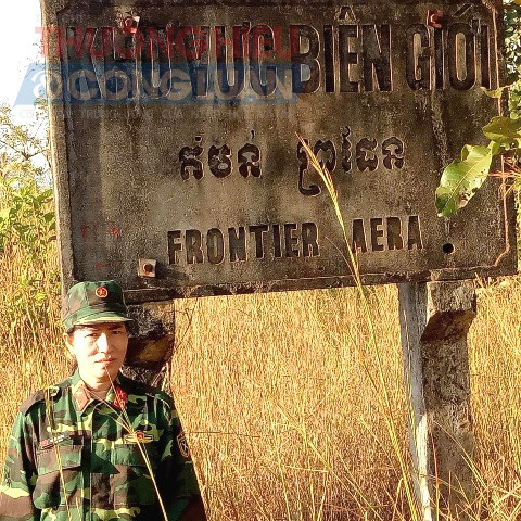 Chị Nguyễn Thi Tình (người đầu tiên, từ trái) và Đội quy tập liệt sĩ K192 Bộ chỉ huy Quân sự TP Huế cùng các CCB tiểu đoàn 21 bên cạnh mộ liệt sĩ Nguyễn Ngọc Ân tại Lăng Cô, TP Huế Chị Nguyễn Thi Tình (người đầu tiên, từ trái) và Đội quy tập liệt sĩ K192 Bộ chỉ huy Quân sự TP Huế cùng các CCB tiểu đoàn 21 bên cạnh mộ liệt sĩ Nguyễn Ngọc Ân tại Lăng Cô, TP Huế