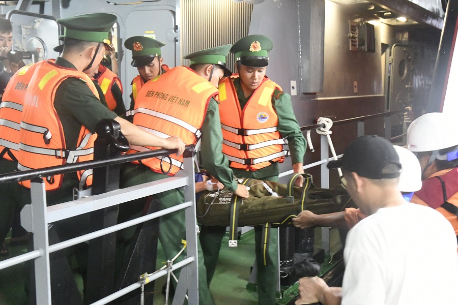 Cán bộ, chiến sĩ Hải Đoàn 48 tiếp nhận ngư dân gặp nạn từ Tàu SAR 631