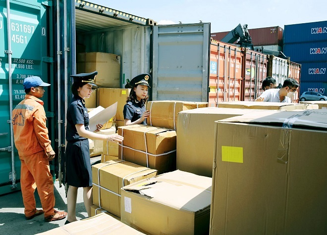 Lực lượng Hải quan kiểm tra hàng hóa tại khu vực cửa khẩu Lực lượng Hải quan kiểm tra hàng hóa tại khu vực cửa khẩu