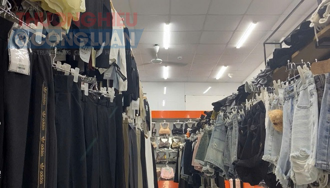 Hàng nghìn sản phẩm quần áo thời trang bày bán tại đây Hàng nghìn sản phẩm quần áo thời trang bày bán tại đây